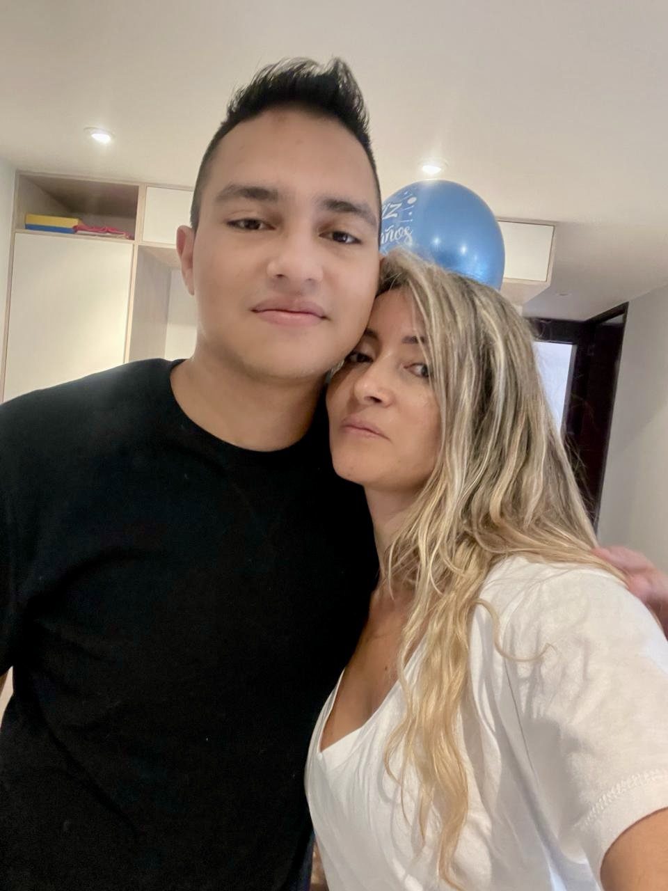 Olga y Juan Camilo juntos, cabeza con cabeza